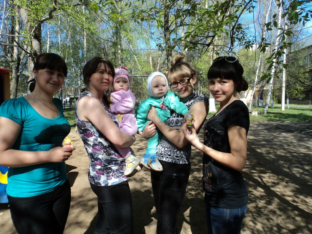 Студентки с детьми. Фото с сайта bumate.ru