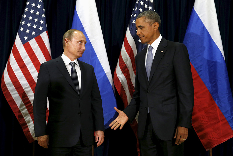 Президент США Барак Обама протягивает руку российскому лидеру Владимиру Путину во время их встречи в ходе юбилейной сессии Генассамблеи ООН в Нью-Йорке 28 сентября 2015