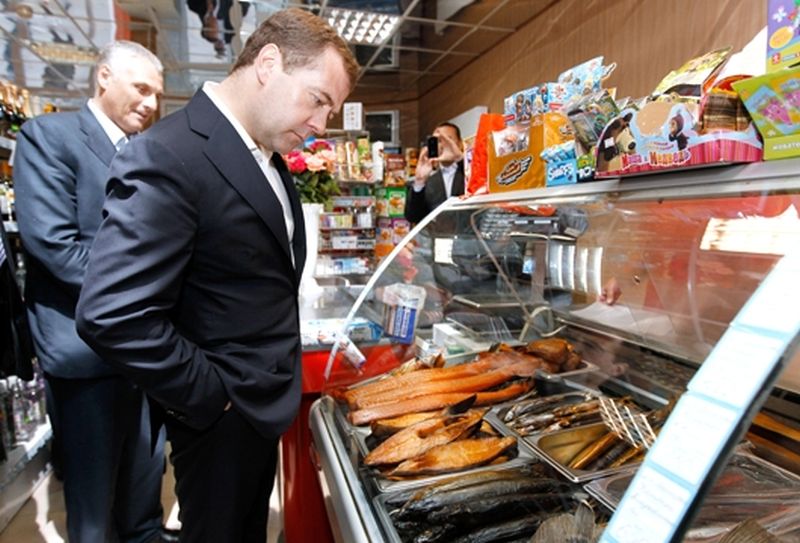 Медведев инспектирует магазины.jpg