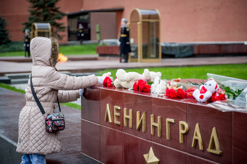 Санкт петербург скорбит. Москвичи несут цветы в Александровском саду. Скорбит кухня.