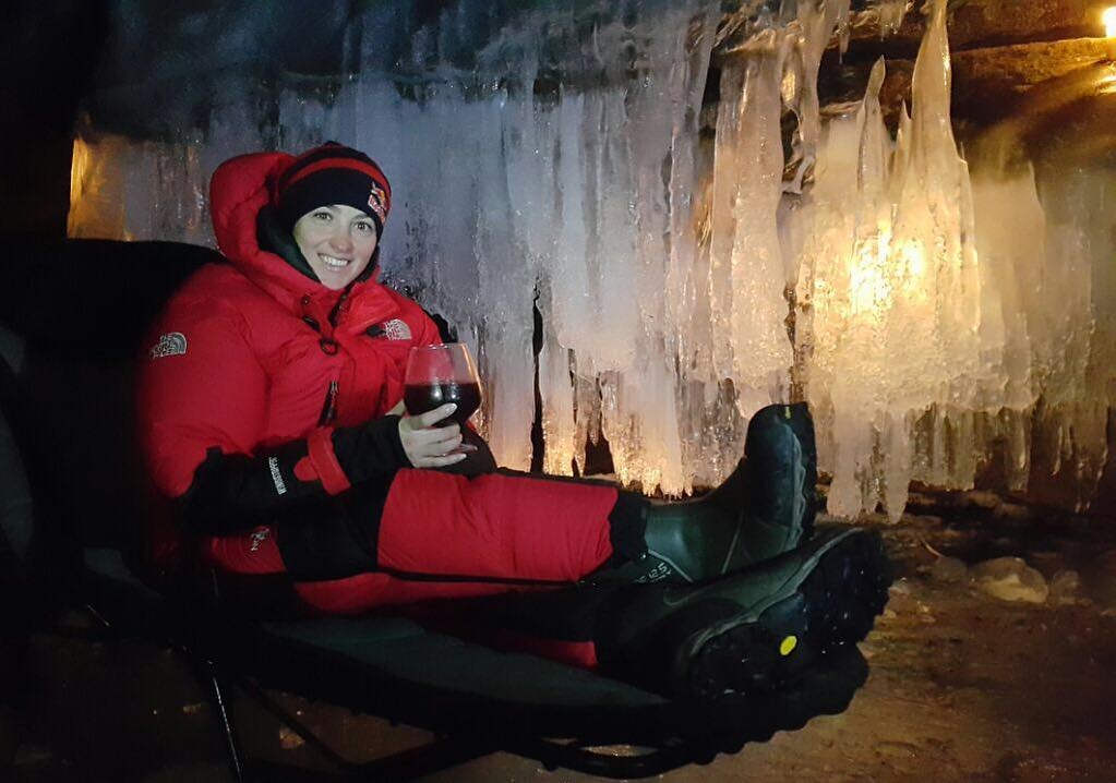 Мотоциклистка Анастасия Нифонтова в байкальской пещере Мечта. Фото НСН.jpeg