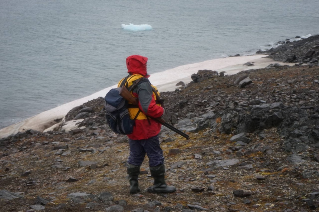Вооруженные рэйнджеры национального парка Русская Арктика охраняют экспедицию от медведей.JPG