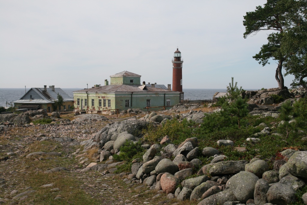 Южный Гогландский маяк и посёлок гидрографической службы. Фото Сергея Новикова. 