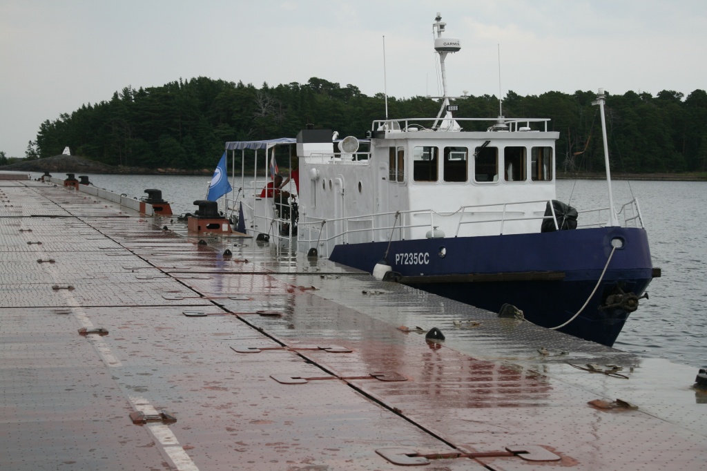 Яхта экспедиции РГО "Гогланд" в бухте на одноимённом острове. Фото Сергея Новикова.