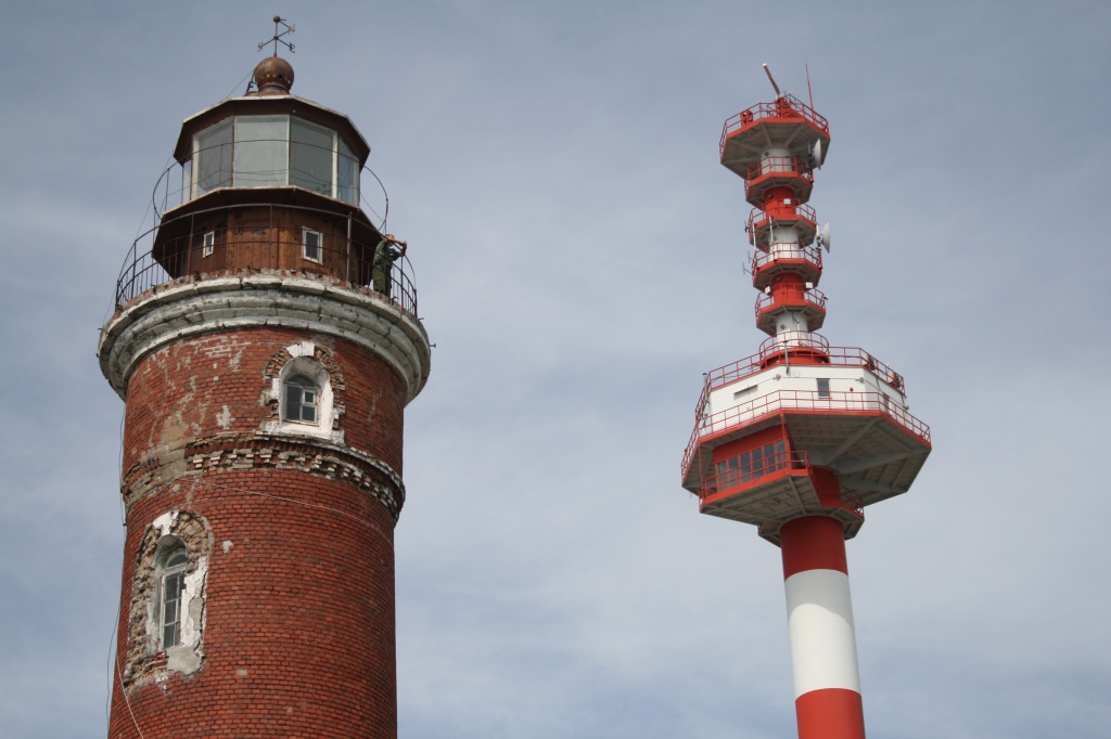 Южный Гогландский маяк и современная радиобашня. Фото Сергея Новикова. 