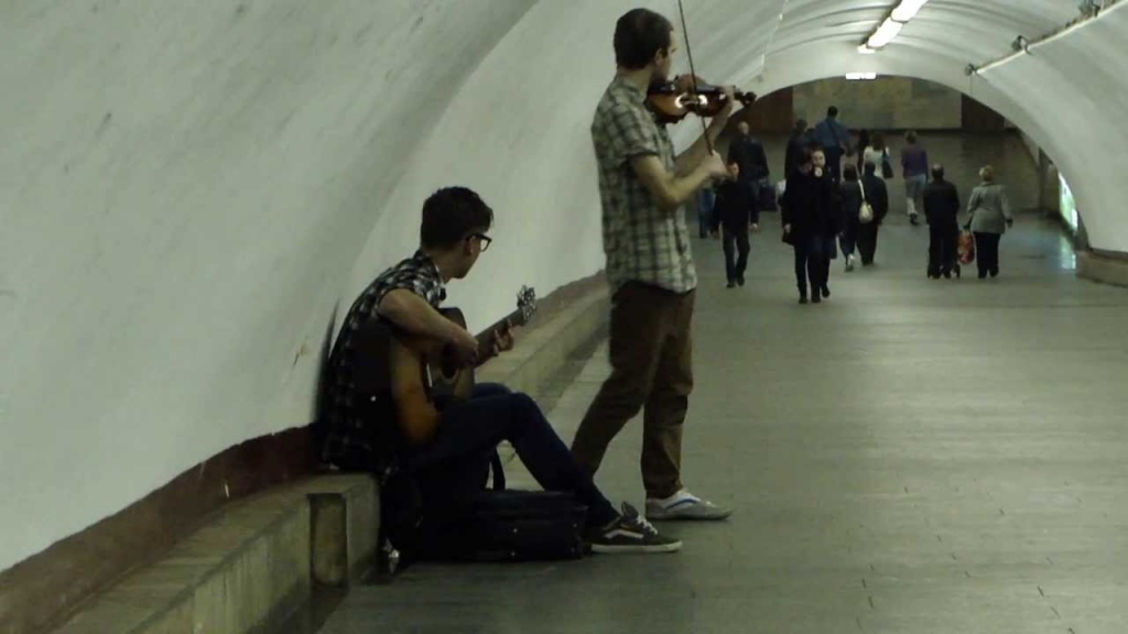 Музыка в метро. Музыканты в метро. Уличные музыканты в метро. Музыкант в переходе метро. Уличные музыканты в переходе.