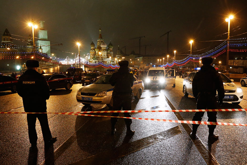 Сотрудники полиции на Большом Москворецком мосту, где был застрелен политик Борис Немцов.jpg Сотрудники полиции на Большом Москворецком мосту, где был застрелен политик Борис Немцов.jpg